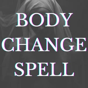 Op de afbeelding: Een grijswaardenafbeelding met de woorden "BODY CHANGE SPELL" in grote, witte, vette letters. De tekst heeft een lichte rode en blauwe offset, waardoor een 3D-effect ontstaat. Op de achtergrond een vage figuur.