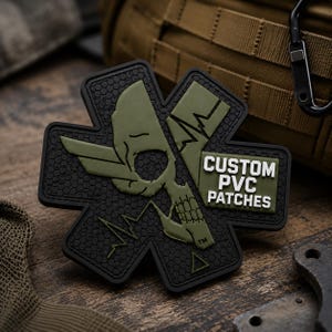 Puede incluir: Un parche de PVC negro y verde oliva con forma de estrella de la vida de seis puntas. El diseño presenta una calavera estilizada con una línea de latido y el texto blanco CUSTOM PVC PATCHES. El fondo tiene un patrón de panal texturizado.