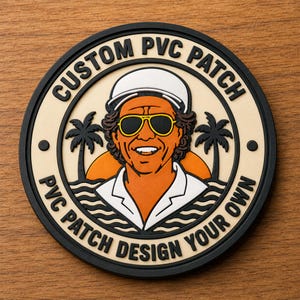 Peut inclure: Un écusson circulaire en PVC représentant une personne portant une casquette blanche et des lunettes de soleil à monture jaune. Le fond montre un coucher de soleil, des palmiers et des vagues. Le texte CUSTOM PVC PATCH et PVC PATCH DESIGN YOUR OWN est en relief.