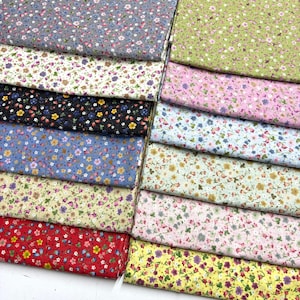 Peut inclure: Une collection de tissus à motifs floraux dans diverses couleurs, dont le bleu, le rose, le jaune et le rouge. Le tissu présente de petits motifs de fleurs répétitifs, adaptés aux projets de couture ou d'artisanat.