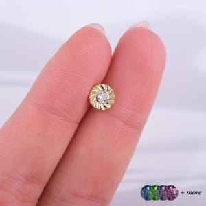 Gold Sunflower Cartilage Earring - Dainty Helix Stud - Minimalist Flower Ear Jewelry - Cute Piercing Gift for Her - Summer Jewelry