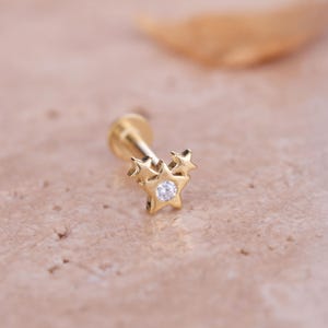 Gold Triple Stars Cartilage Earring with Center Stone - Minimalist Flat Back Tragus Jewelry - Dainty Handmade Ear Stud - Gift for Her