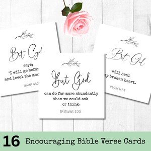 Puede incluir: Tres tarjetas blancas con las palabras "But God" en escritura elegante, cada una con un versículo bíblico diferente. Una rosa rosa y vegetación están en el fondo. Las tarjetas están etiquetadas como "16 Encouraging Bible Verse Cards".