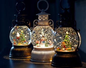 Christmas Lantern Snow Globe Music Box – Light Up Holiday Glitter Dome with Santa, Snowman & Tree, Festive Winter Decoration Gift