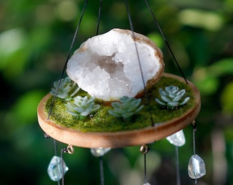 Campana de viento de geoda de cristal con suculentas, decoración colgante de cristal estilo boho, campanilla de jardín con campanas, regalo espiritual para inauguración de casa.