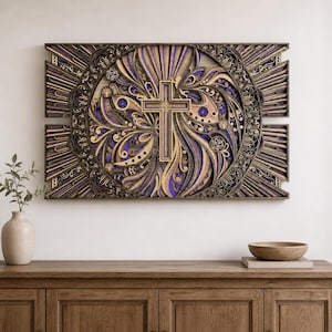 Könnte beinhalten: Ein mehrschichtiges Wandkunstwerk aus Holz mit einem Kreuzdesign. Das Kunstwerk verwendet Gold-, Lila- und Brauntöne mit komplizierten Mustern und einem detaillierten Rahmen. Es ist an einer Wand über einem Holzschrank befestigt.
