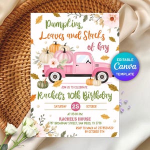 Può includere: Un invito a tema autunnale con un camion rosa che trasporta zucche. Il testo recita "Pumpkins, Leaves and Stacks of hay" e "Rachel's 10th Birthday". Include i dettagli dell'evento e un'etichetta "Canva Template".