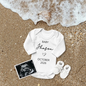 Annuncio di gravidanza in spiaggia, rivelazione digitale del bambino in estate, piccolo barbone da spiaggia, annuncio di un bambino tropicale, rivelazione del bambino in conchiglia