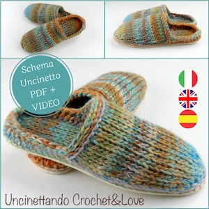Può includere: Un paio di pantofole all'uncinetto in filato multicolore con uno schema di colori marrone, blu, verde e arancione. Le pantofole sono realizzate con un semplice motivo a punto e hanno una vestibilità comoda e rilassata. L'immagine include il testo "Schema Uncinetto PDF + VIDEO" e "Uncinettando Crochet&Love".