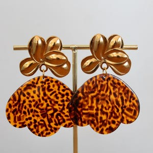 Gold flower and marbled petal earrings