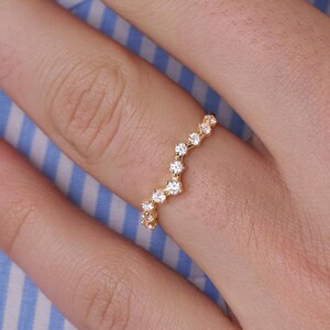 14k goud gebogen diamanten trouwring, natuurlijke diamanten chevronband, minimalistische ronde diamanten stapelring, bijpassende trouwring