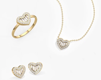 Può includere: Una collezione di gioielli color oro con design a forma di cuore. Il set include un anello, una collana e orecchini. Ogni pezzo presenta un cuore centrale con pietre taglio baguette e un alone di pietre più piccole.