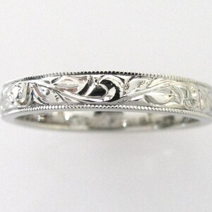 Alianza de boda o aniversario grabada a mano de 3 mm con forma de vid y hoja en oro blanco de 14 k con borde milgrain