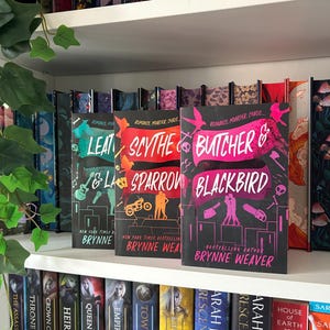 La trilogía Amor Ruinoso de Byrnne Weaver con bordes rociados