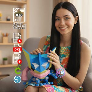 Könnte beinhalten: Eine blaue, gelbe, rosa und weiße Papierfigur einer Zeichentrickfigur. Die Figur ist 39 cm hoch, 40,1 cm breit und 32,4 cm tief. Das Bild enthält den Text "#18", "A4", "PDF", "DXF" und "SVG".