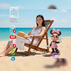 Puede incluir: Una mujer con un vestido blanco sentada en una silla de playa de madera, sosteniendo un sombrero de paja. A su lado, una figura de Minnie Mouse de papel con gafas de sol y un vestido rosa. Dimensiones: Altura 61 cm, Ancho 40 cm, Profundidad 25,4 cm.