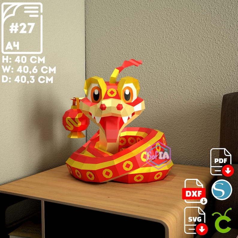 Puede incluir: Un modelo de papel de serpiente rojo y amarillo que sostiene una moneda de oro. La serpiente est&aacute; enroscada en forma de espiral. El modelo mide 40 cm de alto, 40,6 cm de ancho y 40,3 cm de profundidad.