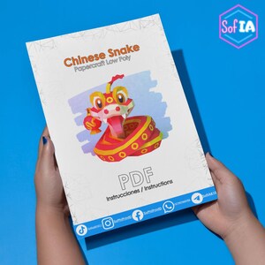 Puede incluir: Un patr&oacute;n PDF imprimible para un papelcraft de serpiente china. La serpiente es roja y amarilla con un dise&ntilde;o de bajo pol&iacute;gono. El texto "PDF Instrucciones / Instructions" est&aacute; en la parte inferior de la p&aacute;gina.