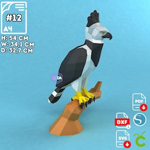 Può includere: Un modello geometrico di carta di un'aquila arpia appollaiata su un ramo marrone. L'aquila è principalmente nera e bianca con artigli gialli. Dimensioni: 54 cm di altezza, 34,1 cm di larghezza e 32,7 cm di profondità. L'immagine include il testo "#12" e "A4".