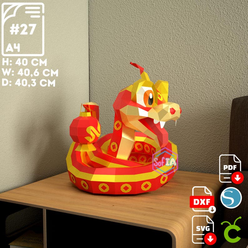 Puede incluir: Un modelo de papel de serpiente rojo y dorado con una linterna en la boca. La serpiente est&aacute; enroscada en un c&iacute;rculo y tiene una cara de dibujos animados. El modelo mide aproximadamente 40 cm de alto, ancho y profundidad.