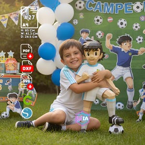 Puede incluir: Un niño sonríe sosteniendo una figura de papel de un jugador de fútbol. La figura está sobre un balón de fútbol. El fondo incluye globos, decoraciones de fútbol y la palabra "CAMPEON". Dimensiones: 85 cm de alto, 41,3 cm de ancho y 24,5 cm de profundidad.