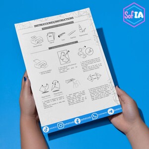 Puede incluir: Instrucciones para hacer un modelo de papel. Las instrucciones est&aacute;n en espa&ntilde;ol e ingl&eacute;s. La imagen muestra a una persona sosteniendo una hoja de papel con las instrucciones impresas. Las instrucciones incluyen diagramas y texto. Las instrucciones son para un modelo que est&aacute; hecho de papel y tiene la forma de una pir&aacute;mide.