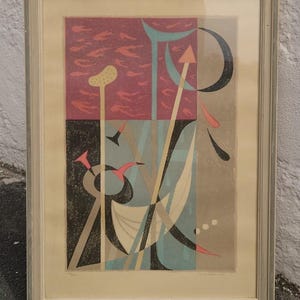 Peut inclure: Impression d'art abstrait dans un cadre en bois de couleur claire. L'œuvre présente des formes et des lignes géométriques en rouge, noir, bleu et beige. L'impression a un aspect texturé et comprend diverses formes, notamment des flèches et des lignes courbes.