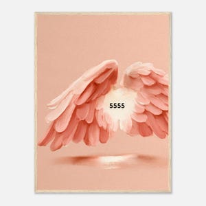 Peut inclure: Une impression d'art mural rectangulaire représentant une paire d'ailes peintes et texturées dans des tons pêche et rose clair sur un fond uni assorti. Le nombre 5555 est imprimé en noir au centre entre les deux ailes, qui semblent être réalisées avec des coups de pinceau épais et visibles.