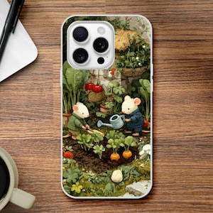 Könnte beinhalten: Handyhülle mit einer Illustration von zwei Mäusen beim Gärtnern. Eine Maus bearbeitet die Erde, die andere gießt Pflanzen mit einer Gießkanne. Der Hintergrund zeigt eine Steinmauer, ein Strohdach und verschiedene Pflanzen und Gemüse.