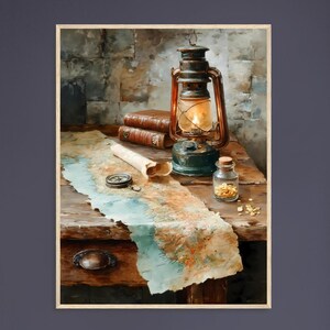 Puede incluir: Pintura de estilo antiguo que representa una mesa de madera con un mapa, una brújula y una linterna encendida. Dos libros encuadernados en cuero y un pequeño frasco de vidrio lleno de pepitas de oro también están sobre la mesa. La escena evoca aventura.