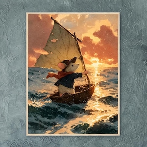Pode incluir: Uma impressão artística emoldurada retrata um rato navegando em um barco em um mar ondulado ao pôr do sol. O rato usa um chapéu, cachecol e jaqueta, segurando a corda da vela. O céu é preenchido com tons de laranja e amarelo.