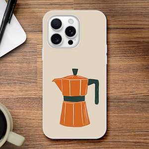Puede incluir: Funda de teléfono con una ilustración de una cafetera naranja y verde. La funda tiene un fondo beige y está diseñada para un teléfono inteligente. El diseño de la cafetera es un dibujo simple y delineado.