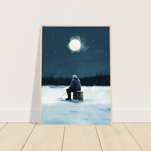 Könnte beinhalten: Ein gerahmter Druck zeigt eine Person beim Eisangeln unter einem Vollmond. Das Kunstwerk zeigt eine Person, die auf einem Holzschemel auf einem schneebedeckten See sitzt, mit einem dunklen, sternenübersäten Himmel darüber. Die Farbpalette wird von Blau- und Weißtönen dominiert.