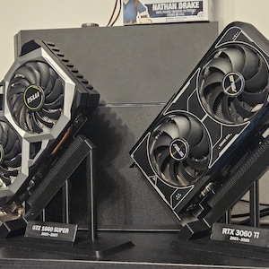 Podstawka pod kartę graficzną z wbudowaną obsługą PCIE, idealna do stabilnej i profesjonalnej ekspozycji kart graficznych.