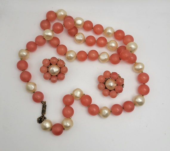 Vintage Glam 1950's Pink and Faux Pearl Necklace … - image 4