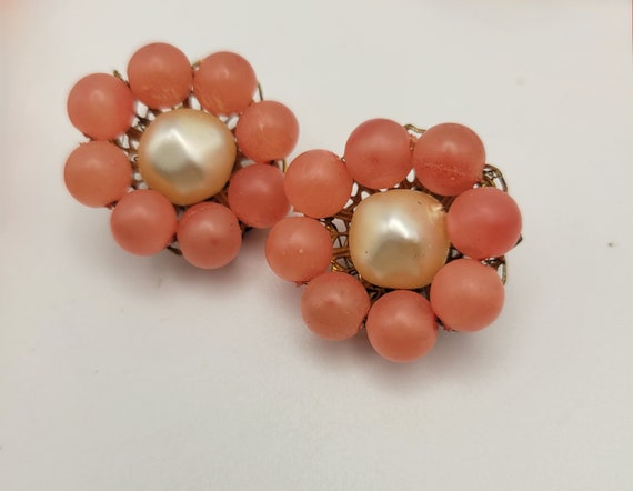 Vintage Glam 1950's Pink and Faux Pearl Necklace … - image 2