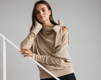 Beige wollen trui, minimalistische trui, asymmetrische trui, LeMuse wintertrui, losse trui, off shoulder trui, wintertrui