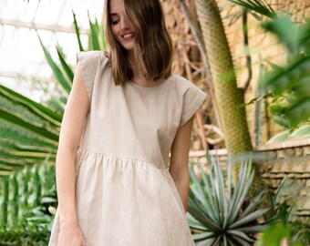 Robe en lin beige par LeMuse, moderne milieu du siècle, robe smockée en lin, robe midi ample, robe oversize, vêtements de printemps, vêtements pour femme