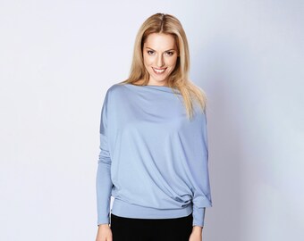 Hellblaue Bluse, minimalistische Kleidung, LeMuse-Kleidung, Bluse mit Rückenknöpfen, lockeres Oberteil, schulterfreie Bluse, asymmetrische Bluse, elegant