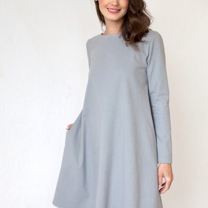 Hellblaues Kleid, lockeres Kleid, Knopfrückenkleid, Taschenkleid, Langarmkleid, Winterkleid, minimalistische Kleidung, Oversize-Kleid Bild 8