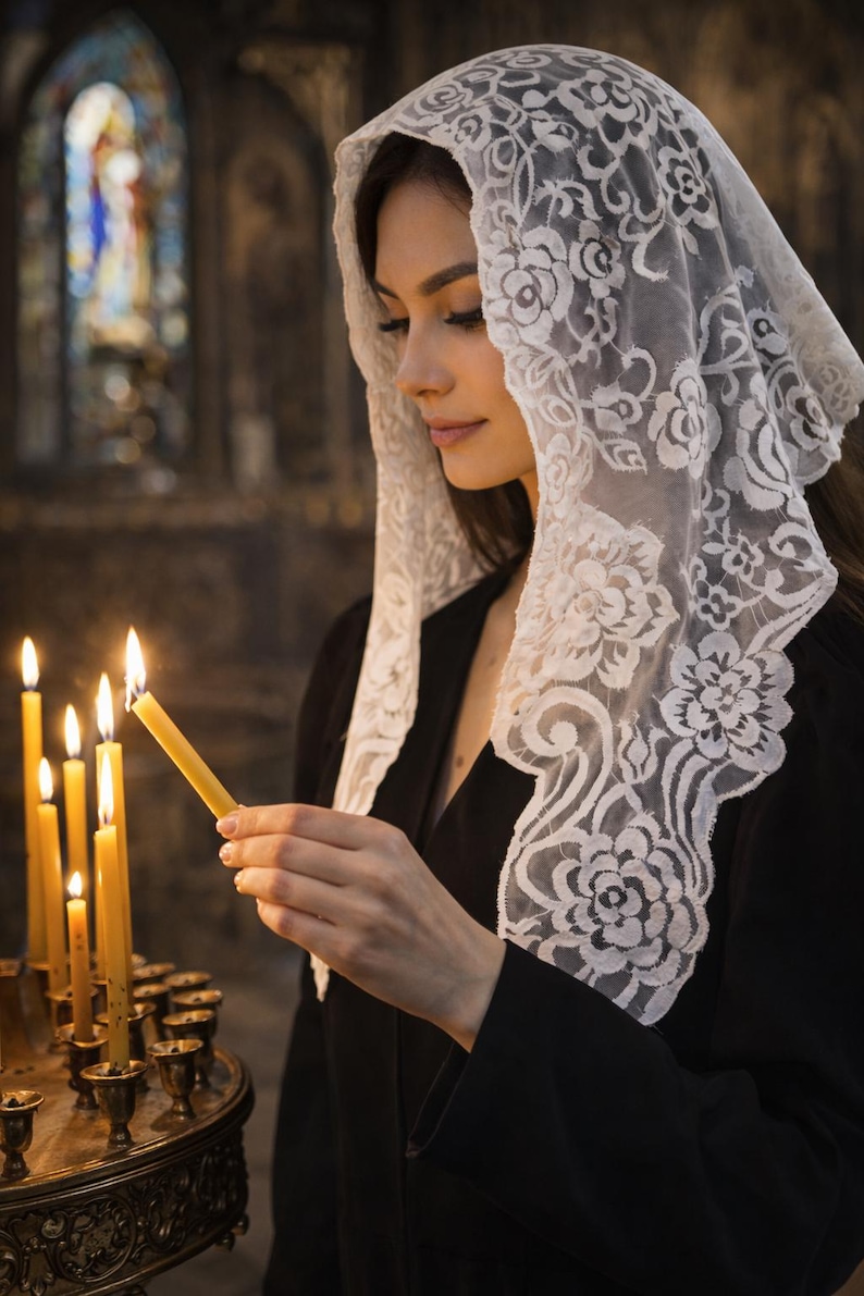 Peut inclure: Une femme portant un voile de dentelle blanche &agrave; motifs floraux, tenant une bougie allum&eacute;e pr&egrave;s d'un groupe de bougies allum&eacute;es. Les bougies sont jaunes et plac&eacute;es dans un support en laiton d&eacute;coratif. La femme porte un v&ecirc;tement noir.