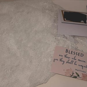 Upgrade della confezione regalo: opzioni per rosario, biglietto di preghiera e velo