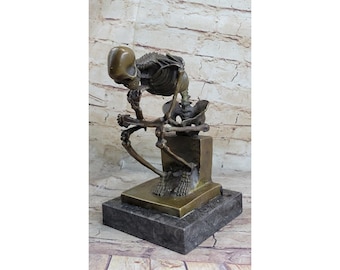 Große bronzene Skelett-Denker-Statue, surreale Kunstfigur, tiefgründige Meditationsskulptur