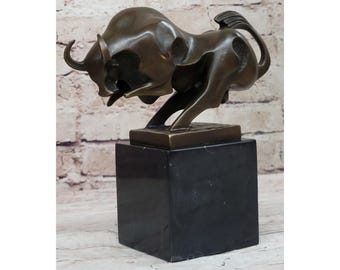 Estatua de bronce de un toro embistiendo, escultura de arte abstracto moderno Art Déco