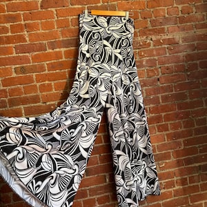 Geüpcycleerde Palazzo-broek met grafische print – 4-way stretch lycra van deadstock-stof | Soepelvallende zwart-witte broek met wijde pijpen