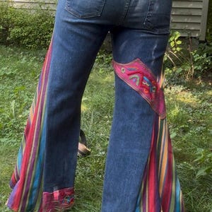 Jean évasé revisité : pantalon large bohème en denim patchwork à empiècements de coton tissé arc-en-ciel