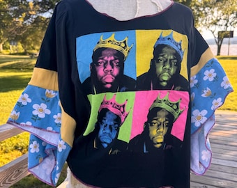 アップサイクルされたビギーのポップアートTシャツ | ワンサイズ アーティスティックなオーバーサイズシャツ | 花柄袖のリメイクグラフィックTシャツ
