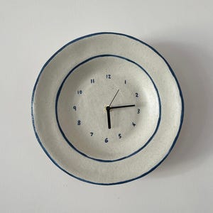 青い縁取りのセラミック時計
