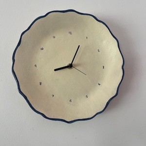 Reloj de placa de cerámica beige y azul oscuro