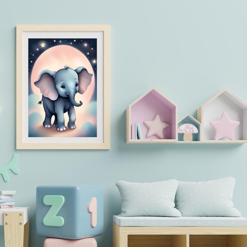 Puede incluir: Un elefante beb&eacute; azul se encuentra frente a una luna rosa con estrellas en el fondo. El elefante est&aacute; rodeado de nubes. La imagen est&aacute; en un marco de madera claro.